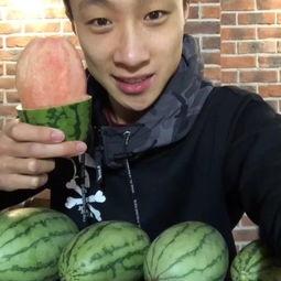 福山网红吃瓜事件视频播放,视频播放引发全网热议