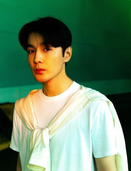 吃瓜三个男网红,揭秘网红男团吃瓜背后的故事与魅力”