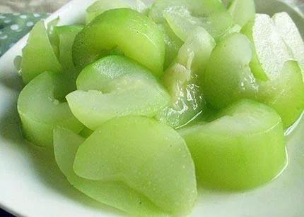 网红吃长蒲瓜的视频,口感奇特引网友热议！