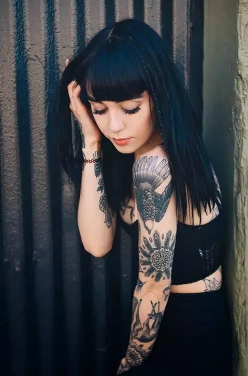 网红吃瓜纹身美女是谁,揭秘网络红人的神秘面纱